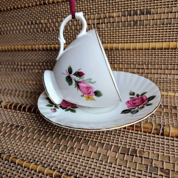 Vintage Queen's Fine Bone China Tea Cup Set - Picture 6 of 9